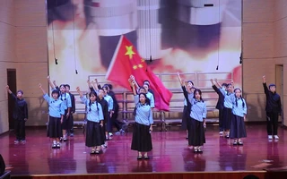 朗诵《满江红》黄雷学校初中部