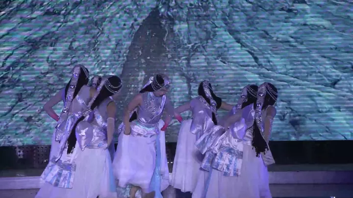 12教师舞蹈《天浴》