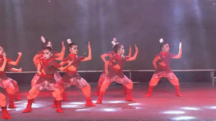 14 258四级班《再现花木兰》