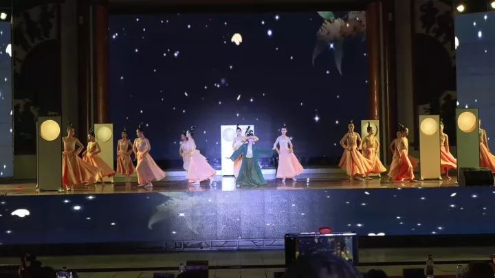 13舞蹈《花供今朝》